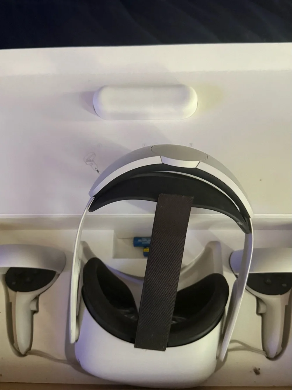 Oculus Standalone VR Headset with Dual Motion Controllers - White & Black